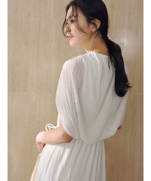 anuans（アニュアンス）の「ランダムプリーツケープワンピース（ワンピース・レディース・ベージュ/アイボリー・FREE）」の12枚目の写真