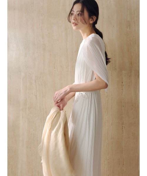 anuans（アニュアンス）の「ランダムプリーツケープワンピース（ワンピース・レディース・ベージュ/アイボリー・FREE）」の11枚目の写真