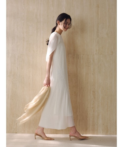 anuans（アニュアンス）の「ランダムプリーツケープワンピース（ワンピース・レディース・ベージュ/アイボリー・FREE）」の7枚目の写真