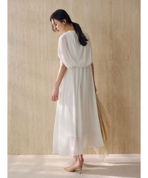 anuans（アニュアンス）の「ランダムプリーツケープワンピース（ワンピース・レディース・ベージュ/アイボリー・FREE）」の4枚目の写真
