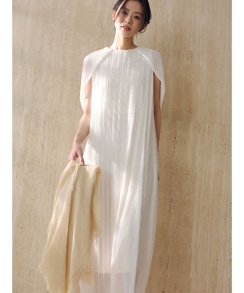 anuans（アニュアンス）の「ランダムプリーツケープワンピース（ワンピース・レディース・ベージュ/アイボリー・FREE）」の8枚目の写真