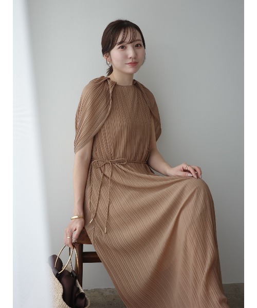 anuans（アニュアンス）の「ランダムプリーツケープワンピース（ワンピース・レディース・ベージュ/アイボリー・FREE）」の15枚目の写真