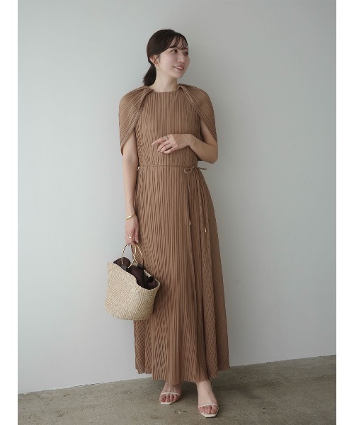 anuans（アニュアンス）の「ランダムプリーツケープワンピース（ワンピース・レディース・ベージュ/アイボリー・FREE）」の14枚目の写真