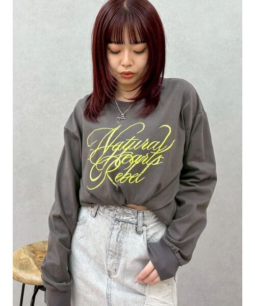 EVRIS（エヴリス）の「オーバーサイズラインストーングラフィックロンT　春服（Tシャツ/カットソー・レディース・ホワイト/チャコールグレー/ピンク・FREE）」の2枚目の写真