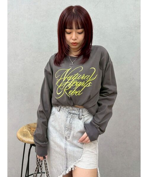EVRIS（エヴリス）の「オーバーサイズラインストーングラフィックロンT　春服（Tシャツ/カットソー・レディース・ホワイト/チャコールグレー/ピンク・FREE）」の20枚目の写真