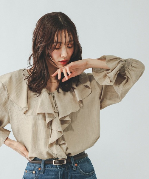 GLOBAL WORK（グローバルワーク）の「フリルスキッパーブラウス/660970（シャツ/ブラウス・レディース・ホワイト/ライトベージュ・MEDIUM/LARGE）」の2枚目の写真