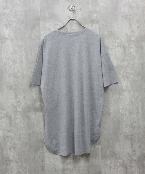 SHISKY(シスキー)の「無地 ラウンドヘム オーバーサイズ Tシャツ(Tシャツ/カットソー・メンズ・ベージュ/チャコール/オフホワイト/杢グレー/ダークグリーン/ブラック・M/L/XL)」の8枚目の写真