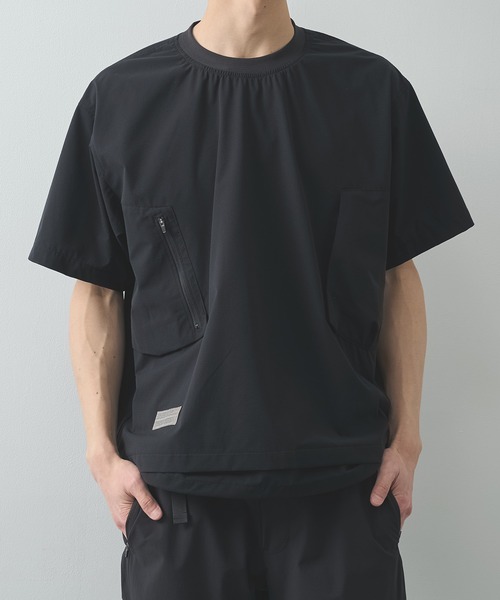 POLIQUANT（ポリクアント）の「【POLIQUANT/ポリクアント】THE DEFORMED S/S PULLOVER WITH UTILITY POCKETS（Tシャツ/カットソー・メンズ・ブラック/オリーブ・1/2）」の2枚目の写真