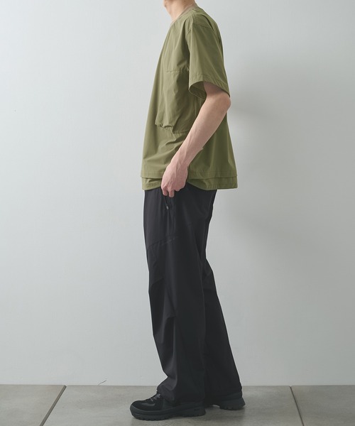 POLIQUANT（ポリクアント）の「【POLIQUANT/ポリクアント】THE DEFORMED S/S PULLOVER WITH UTILITY POCKETS（Tシャツ/カットソー・メンズ・ブラック/オリーブ・1/2）」の11枚目の写真