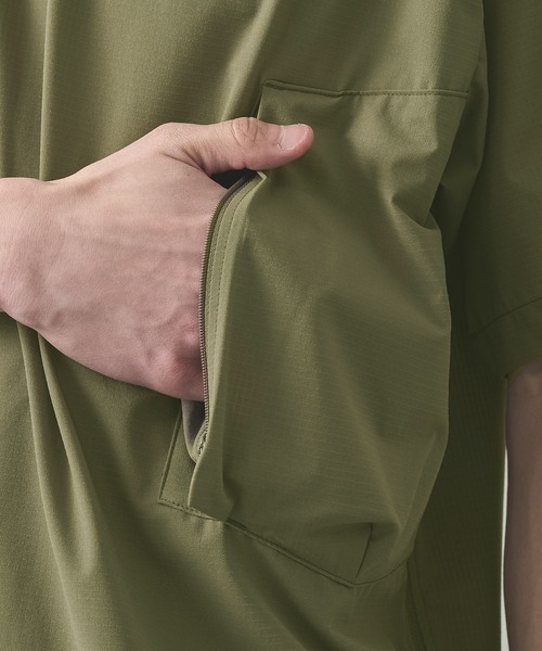 POLIQUANT（ポリクアント）の「【POLIQUANT/ポリクアント】THE DEFORMED S/S PULLOVER WITH UTILITY POCKETS（Tシャツ/カットソー・メンズ・ブラック/オリーブ・1/2）」の7枚目の写真