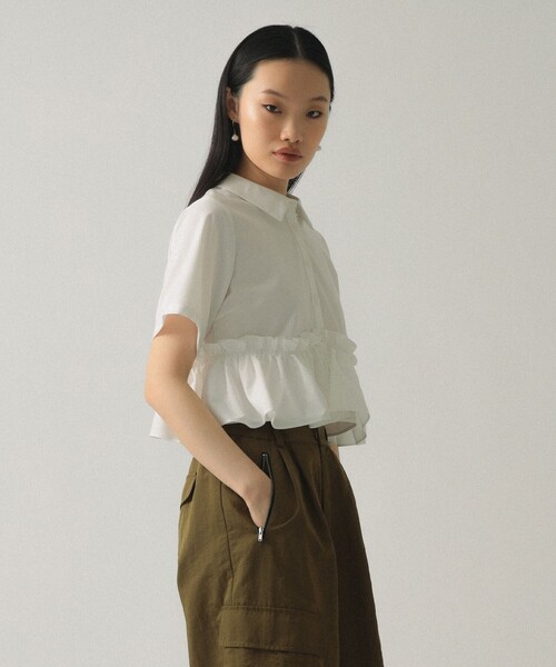 Ray BEAMS(レイビームス)の「裾フリル ショート シャツ(シャツ/ブラウス・レディース・シルバー/ホワイト・ONE SIZE)」の1枚目の写真