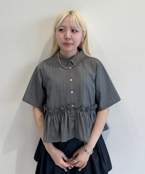 Ray BEAMS(レイビームス)の「裾フリル ショート シャツ(シャツ/ブラウス・レディース・シルバー/ホワイト・ONE SIZE)」の4枚目の写真
