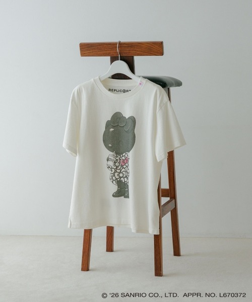 Andemiu(アンデミュウ)の「HELLO KITTY Ribbon T / REPRIC@RT669208(Tシャツ/カットソー・レディース・チャコールグレー/ホワイト・FREE)」の1枚目の写真