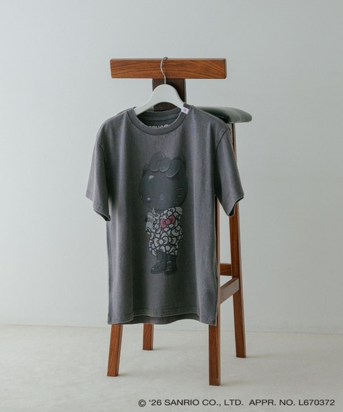 Andemiu(アンデミュウ)の「HELLO KITTY Ribbon T / REPRIC@RT669208(Tシャツ/カットソー・レディース・チャコールグレー/ホワイト・FREE)」の2枚目の写真