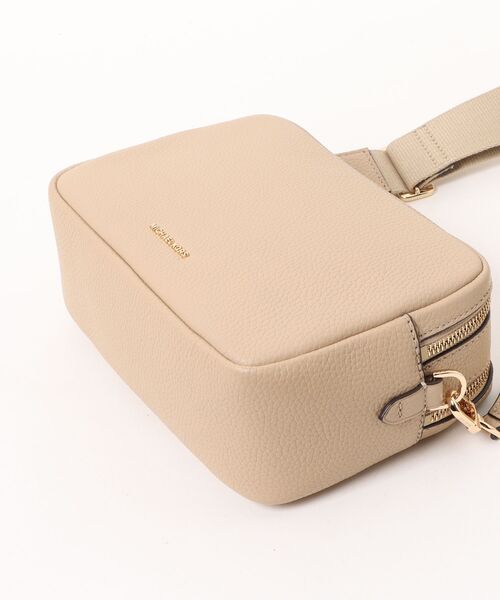 MICHAEL KORS(マイケルコース)の「BRYANT ぺブルレザー ダブルジップ チェーン カメラ クロスボディ ミディアム(ショルダーバッグ・レディース・ベージュ系・FREE)」の8枚目の写真