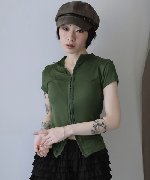 Ulysses(ユリシス)の「フロントホックハイネックトップス(Tシャツ/カットソー・レディース・ブラック/グリーン・M/S)」の2枚目の写真