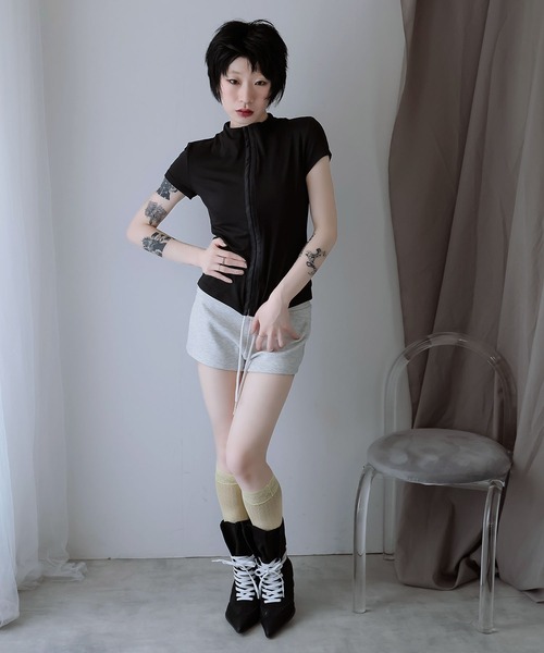 Ulysses(ユリシス)の「フロントホックハイネックトップス(Tシャツ/カットソー・レディース・ブラック/グリーン・M/S)」の3枚目の写真