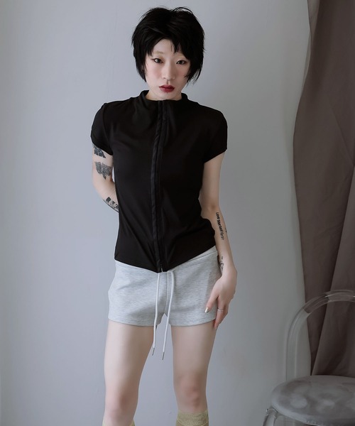 Ulysses(ユリシス)の「フロントホックハイネックトップス(Tシャツ/カットソー・レディース・ブラック/グリーン・M/S)」の6枚目の写真