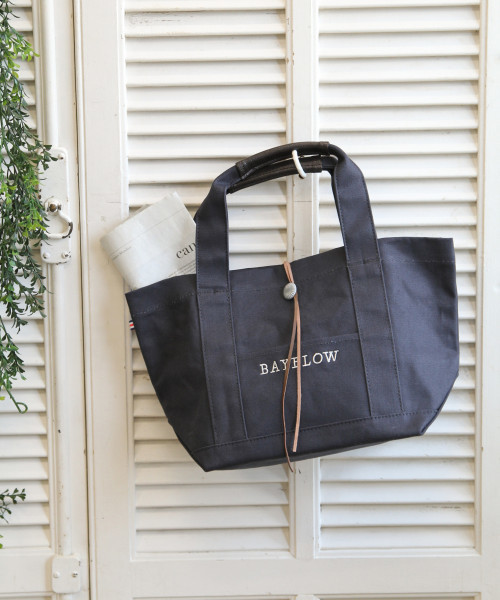 BAYFLOW(ベイフロー)の「BAYFLOW/コンチョロゴトート(Mサイズ)(トートバッグ・レディース・ネイビー/アイボリー/グレー/その他1/ブラウン/ブラック/クリアブルー/ピンク・FREE)」の6枚目の写真