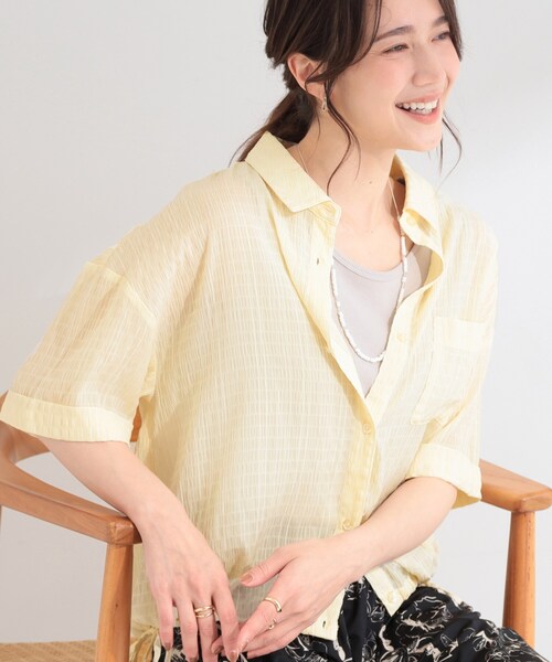 SHOO・LA・RUE(シューラルー)の「【S-LL/洗濯機可/体型カバー】さらさら シャーリングシフォン 裾ドロストシャツ(シャツ/ブラウス・レディース・ライトブルー/ライトイエロー系/ブラック・03/02/01/04)」の3枚目の写真
