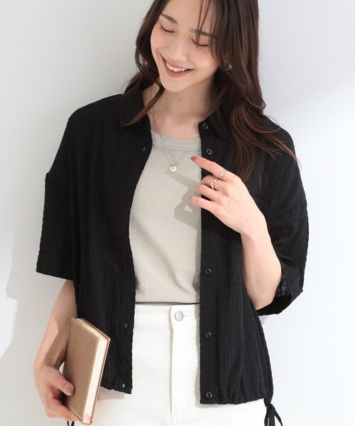 SHOO・LA・RUE(シューラルー)の「【S-LL/洗濯機可/体型カバー】さらさら シャーリングシフォン 裾ドロストシャツ(シャツ/ブラウス・レディース・ライトブルー/ライトイエロー系/ブラック・03/02/01/04)」の2枚目の写真
