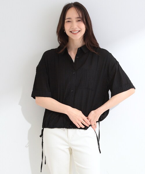 SHOO・LA・RUE(シューラルー)の「【S-LL/洗濯機可/体型カバー】さらさら シャーリングシフォン 裾ドロストシャツ(シャツ/ブラウス・レディース・ライトブルー/ライトイエロー系/ブラック・03/02/01/04)」の4枚目の写真