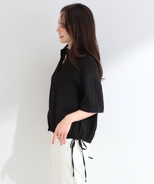 SHOO・LA・RUE(シューラルー)の「【S-LL/洗濯機可/体型カバー】さらさら シャーリングシフォン 裾ドロストシャツ(シャツ/ブラウス・レディース・ライトブルー/ライトイエロー系/ブラック・03/02/01/04)」の5枚目の写真