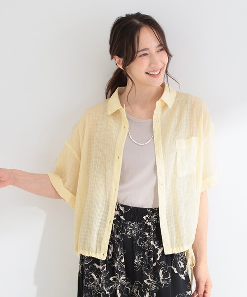 SHOO・LA・RUE(シューラルー)の「【S-LL/洗濯機可/体型カバー】さらさら シャーリングシフォン 裾ドロストシャツ(シャツ/ブラウス・レディース・ライトブルー/ライトイエロー系/ブラック・03/02/01/04)」の8枚目の写真