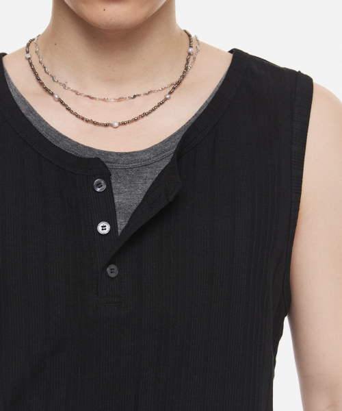 DNSR(ディーエヌエスアール)の「レイヤードヘンリーネックスリーブレスブラック/チャコール(Tシャツ/カットソー・メンズ・その他・MEDIUM/LARGE/X-LARGE)」の2枚目の写真