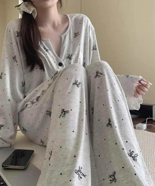DAY CLOSET(デイ クローゼット)の「【セットアップ/薄手】長袖カーディガン風総柄トップス+ロングパンツ ルームウェア上下2点セット レディース(ルームウェア/パジャマ・レディース・ナチュラル/オートミール/ダークグレー/アイボリー/グレー・L/M)」の4枚目の写真