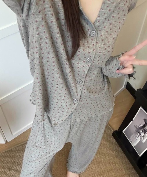 DAY CLOSET(デイ クローゼット)の「【セットアップ/薄手】長袖カーディガン風総柄トップス+ロングパンツ ルームウェア上下2点セット レディース(ルームウェア/パジャマ・レディース・ナチュラル/オートミール/ダークグレー/アイボリー/グレー・L/M)」の2枚目の写真