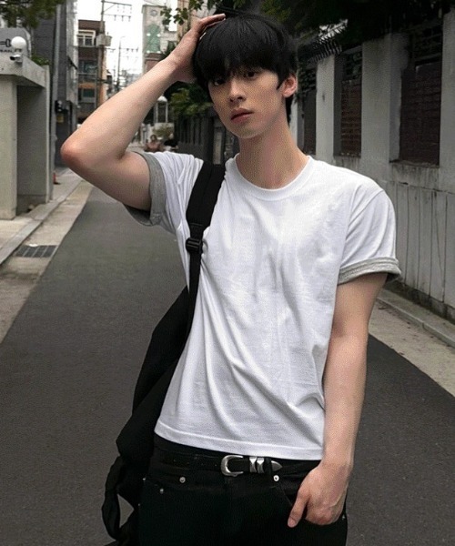 COSYHARU(コシハル)の「カラーブロックロールアップセミクロップ半袖Tシャツ(Tシャツ/カットソー・メンズ・グレー/チャコール/ブラック/ネイビー/アイボリー/バーガンディー・FREE)」の4枚目の写真