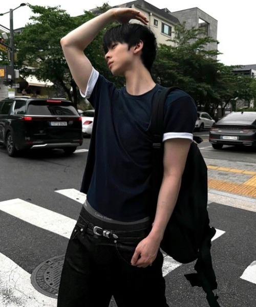 COSYHARU(コシハル)の「カラーブロックロールアップセミクロップ半袖Tシャツ(Tシャツ/カットソー・メンズ・グレー/チャコール/ブラック/ネイビー/アイボリー/バーガンディー・FREE)」の5枚目の写真