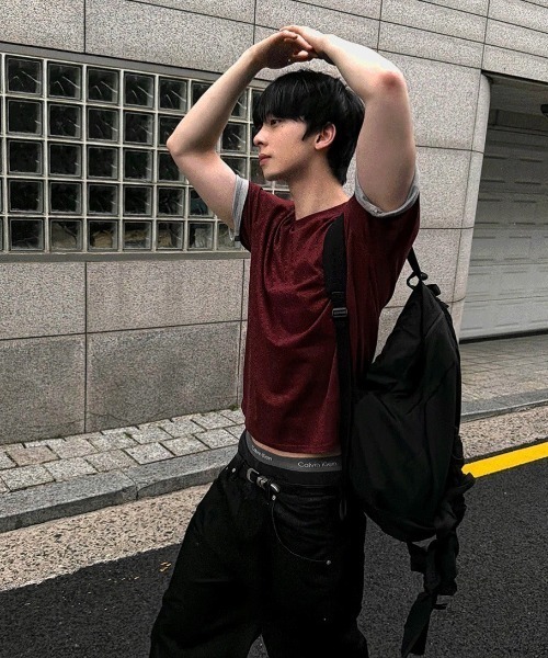 COSYHARU(コシハル)の「カラーブロックロールアップセミクロップ半袖Tシャツ(Tシャツ/カットソー・メンズ・グレー/チャコール/ブラック/ネイビー/アイボリー/バーガンディー・FREE)」の6枚目の写真