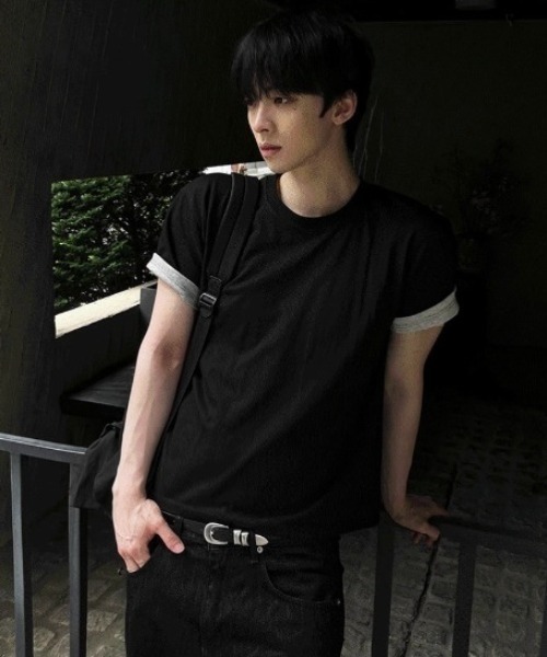 COSYHARU(コシハル)の「カラーブロックロールアップセミクロップ半袖Tシャツ(Tシャツ/カットソー・メンズ・グレー/チャコール/ブラック/ネイビー/アイボリー/バーガンディー・FREE)」の22枚目の写真