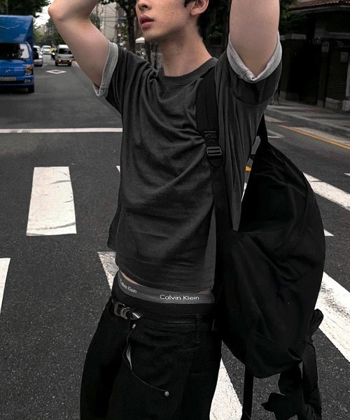 COSYHARU(コシハル)の「カラーブロックロールアップセミクロップ半袖Tシャツ(Tシャツ/カットソー・メンズ・グレー/チャコール/ブラック/ネイビー/アイボリー/バーガンディー・FREE)」の16枚目の写真