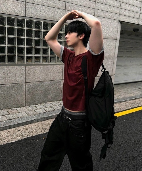 COSYHARU(コシハル)の「カラーブロックロールアップセミクロップ半袖Tシャツ(Tシャツ/カットソー・メンズ・グレー/チャコール/ブラック/ネイビー/アイボリー/バーガンディー・FREE)」の9枚目の写真