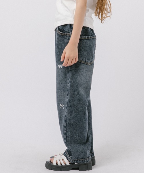 URBAN CHERRY（アーバンチェリー）の「ミニリボン刺繍ストレートデニムパンツ（デニムパンツ・キッズ・ブルー・120cm/130cm/160cm/150cm/140cm/110cm）」の2枚目の写真