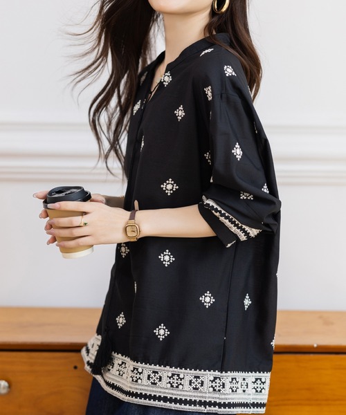 AMAJI(アマジ)の「Vネック ボウタイ 刺繍 長袖トップス(その他トップス・レディース・ブラック・SMALL/MEDIUM/LARGE/X-LARGE)」の2枚目の写真