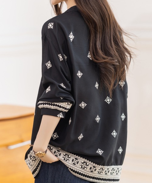 AMAJI(アマジ)の「Vネック ボウタイ 刺繍 長袖トップス(その他トップス・レディース・ブラック・SMALL/MEDIUM/LARGE/X-LARGE)」の3枚目の写真