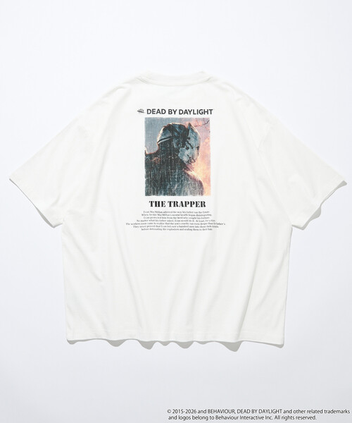 FREAK'S STORE(フリークスストア)の「DEAD BY DAYLIGHT 別注 THE TRAPPER フォト バックプリント クルーネックTシャツ(Tシャツ/カットソー・メンズ・ホワイト/ブラック・LARGE/X-LARGE/MEDIUM)」の4枚目の写真