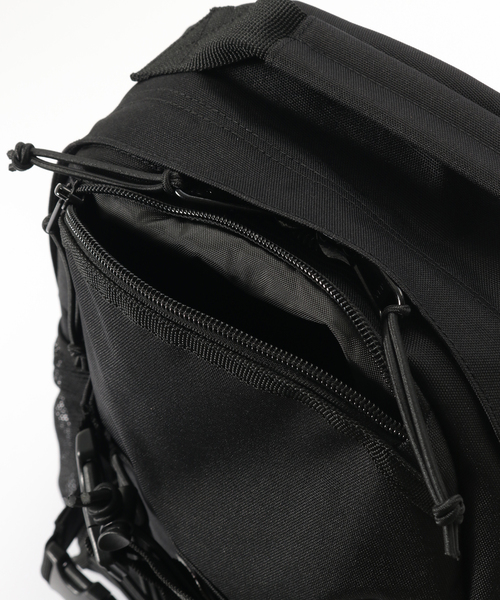 Carhartt WIP(カーハートダブリューアイピー)の「CARHARTT WIP / カーハート ダブリューアイピー Kickflip Backpack(バックパック/リュック・メンズ・ブラック・FREE)」の2枚目の写真