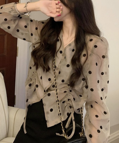 LUCPY(ラクピー)の「ドット柄ドロストギャザーブラウス(シャツ/ブラウス・レディース・ブラウン・LARGE/MEDIUM/XX-LARGE/X-LARGE)」の2枚目の写真