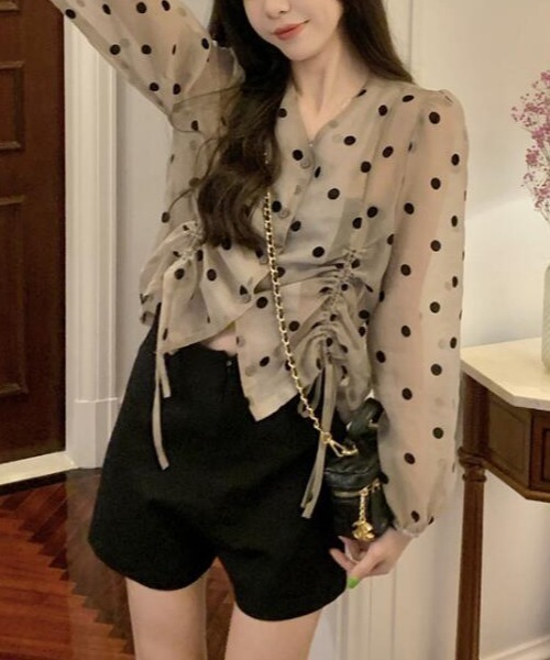 LUCPY(ラクピー)の「ドット柄ドロストギャザーブラウス(シャツ/ブラウス・レディース・ブラウン・LARGE/MEDIUM/XX-LARGE/X-LARGE)」の3枚目の写真