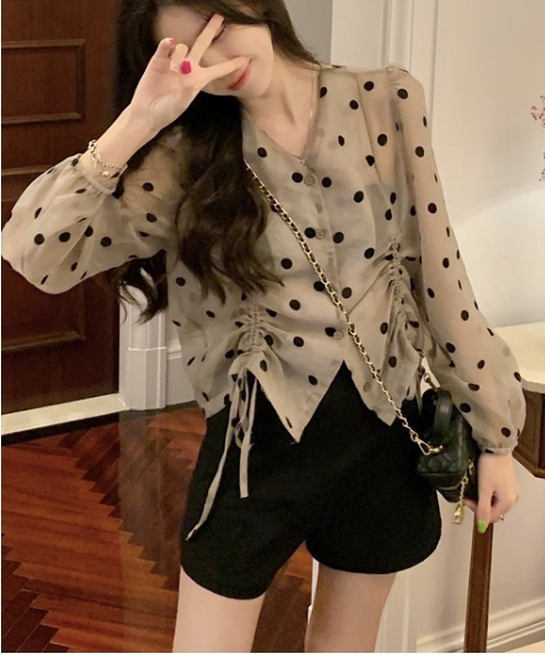 LUCPY(ラクピー)の「ドット柄ドロストギャザーブラウス(シャツ/ブラウス・レディース・ブラウン・LARGE/MEDIUM/XX-LARGE/X-LARGE)」の6枚目の写真