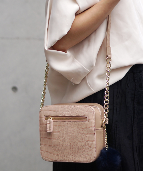 laboratory work（ラボラトリーワーク）の「チャーム付きクロコ型押し BOXショルダーバッグ（ショルダーバッグ・レディース・ブラウン/ベージュ・MEDIUM）」の2枚目の写真
