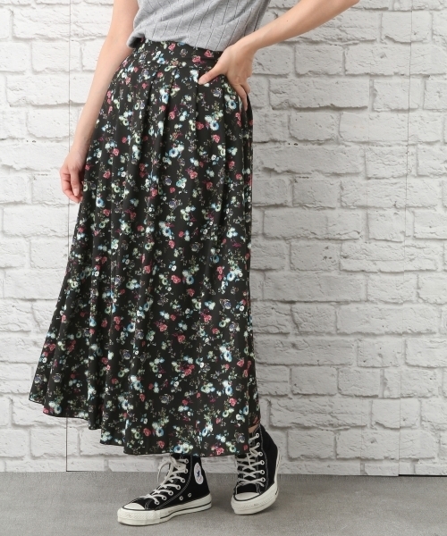 LEPSIM（レプシィム）の「ハナガラプリントタックロングスカート　760170（スカート・レディース・ブラック/グレイッシュベージュ/ネイビー・MEDIUM/LARGE）」の2枚目の写真
