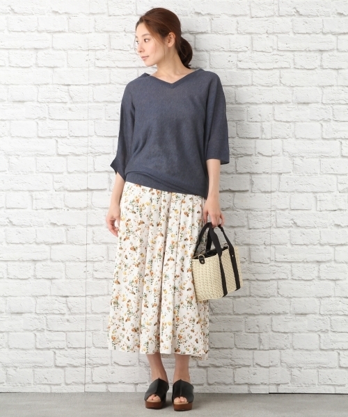 LEPSIM（レプシィム）の「ハナガラプリントタックロングスカート　760170（スカート・レディース・ブラック/グレイッシュベージュ/ネイビー・MEDIUM/LARGE）」の5枚目の写真