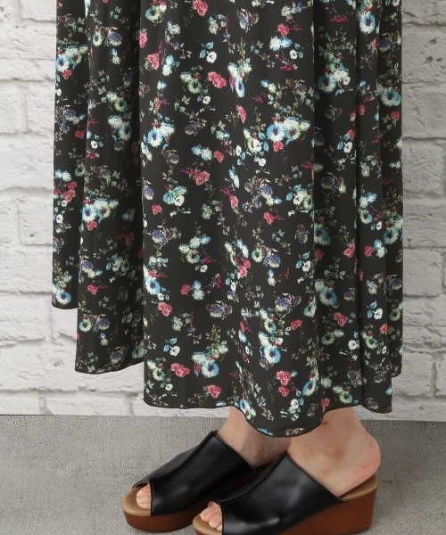 LEPSIM（レプシィム）の「ハナガラプリントタックロングスカート　760170（スカート・レディース・ブラック/グレイッシュベージュ/ネイビー・MEDIUM/LARGE）」の12枚目の写真