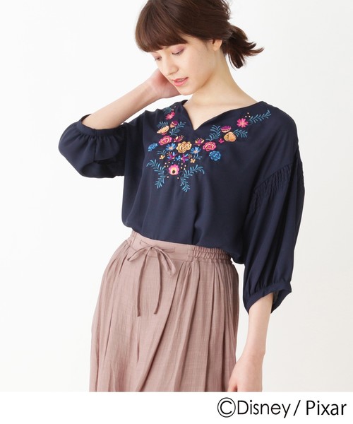 grove(グローブ)の「◆フラワー刺繍ブラウス(リメンバー・ミー)(シャツ/ブラウス・レディース・ネイビー/オフホワイト・02/03)」の2枚目の写真